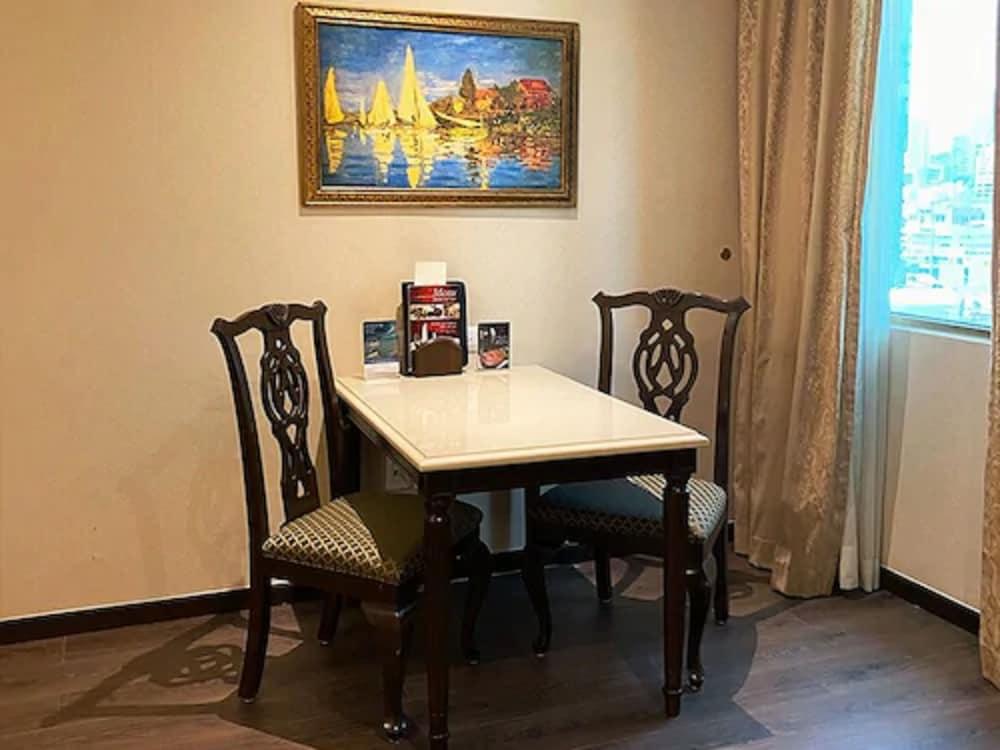 Safi Royal Luxury Valle San Pedro Garza Garcia Exterior photo A table and two chairs