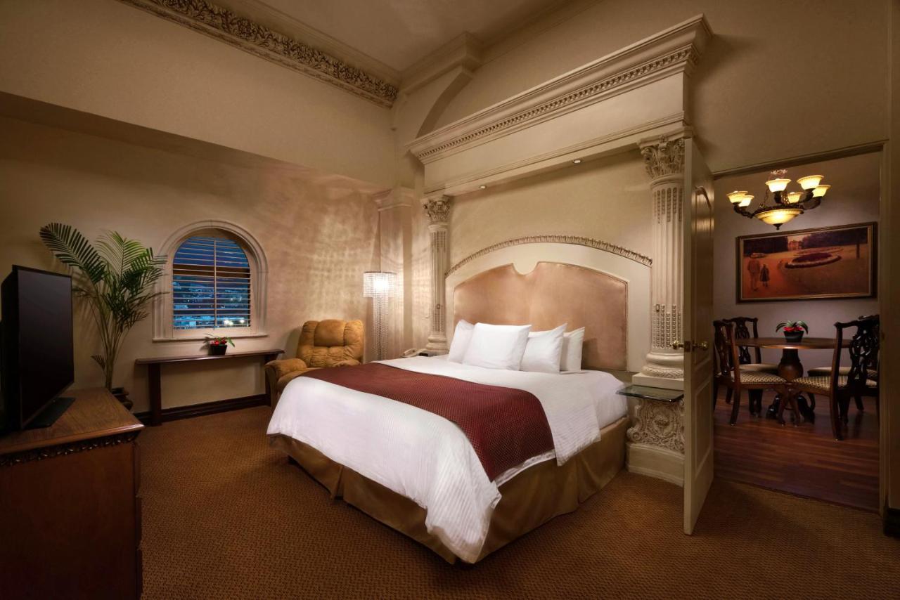 Safi Royal Luxury Valle San Pedro Garza Garcia Exterior photo A guest room at the Wynn